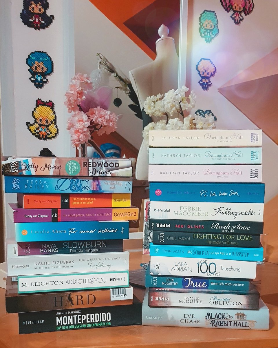 Kittypueppchen's tweet photo. Kann ich mich beschäftigen? Ja kann ich 😂#bleibzuhauseundlieseinbuch https://t.co/dbmtrmkLzs