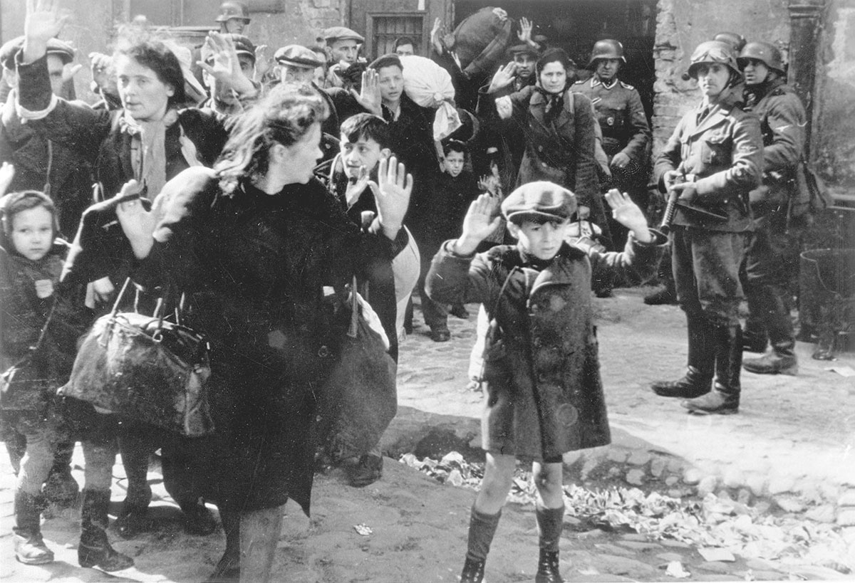 IsraelinRussia's tweet photo. #OTD 19 апреля 1943 года еврейское подполье Варшавского гетто подняло восстание и сопротивлялось немецкой акции ликвидации гетто. После месяца мужественных боев восстание было подавлено, а гетто сожжено дотла. фото: @YadVashem #Холокост #UnitedinMemory75 #WeRemember https://t.co/r6X0CF9aof
