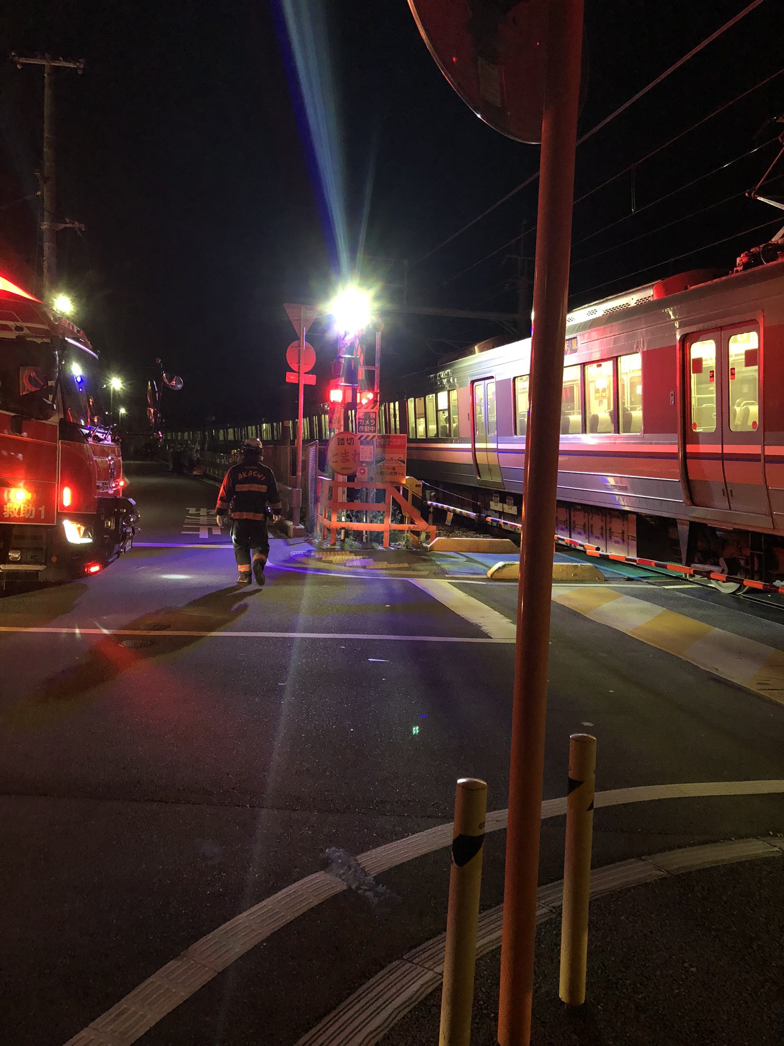 神戸線の人身事故で電車が運転を見合わせている画像