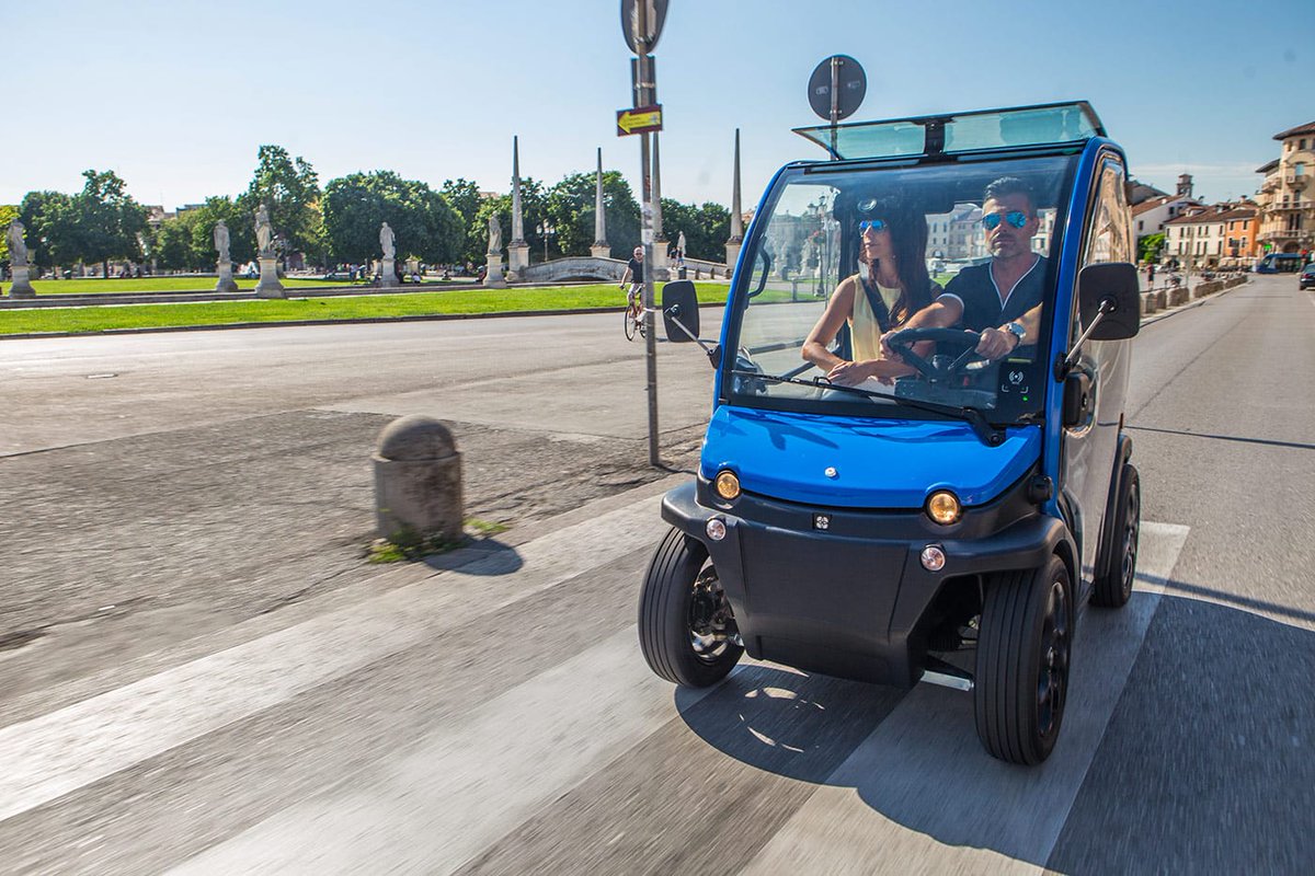 vaielettrico's tweet image. Il piccolo Birò compie già 10 anni. Si viaggia in elettrico, al coperto, ma si parcheggia occupando lo spazio di uno scooter (è lungo un metro meno della #Smart). Due versioni: una che fa al massimo i 45 km/h, una che arriva ai 60 #evss  ⬇️ 

vaielettrico.it/i-dieci-anni-d…