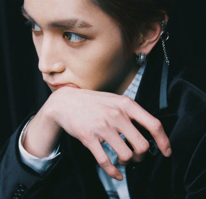 lee taeyong [ 𝐳𝐞𝐮𝐬. god of the sky, lightning, thunder, law, order, justice & king of the gods ]