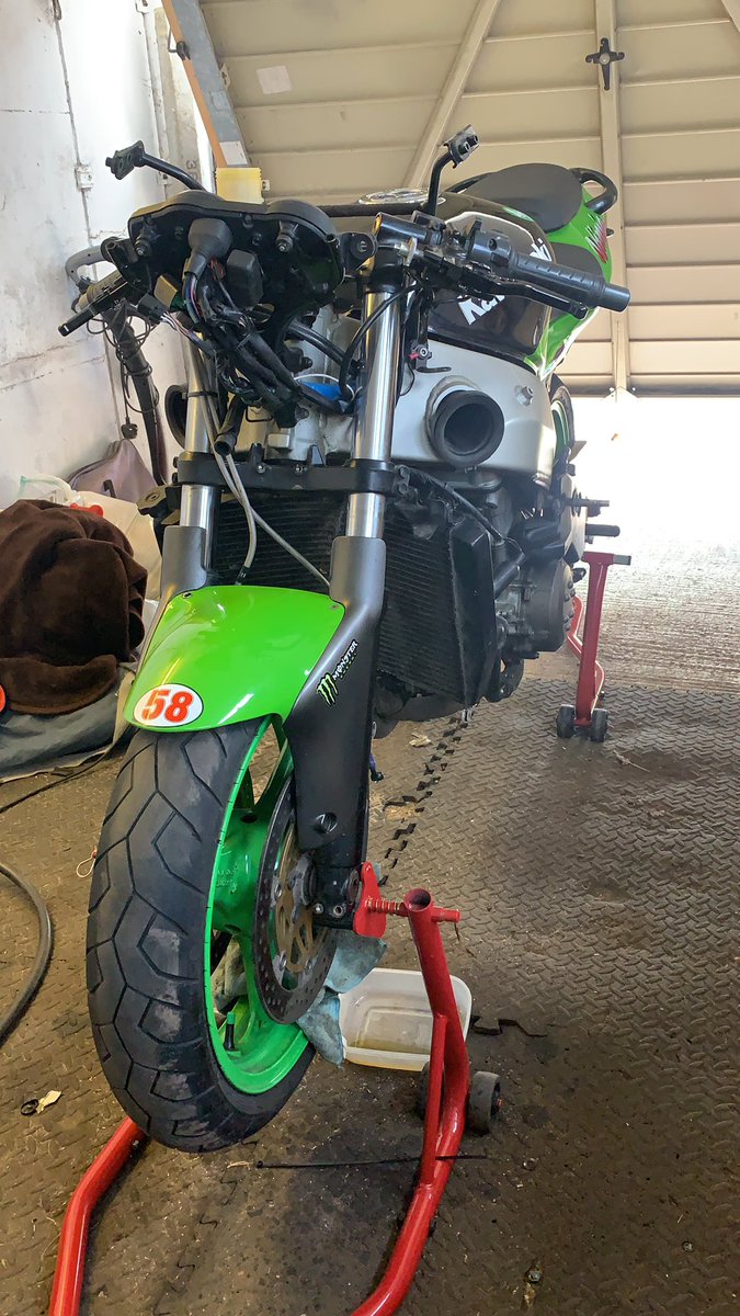 custom_tom's tweet photo. Back on the iron steed today. #ninja #kawasaki #zx9r #bikerlive https://t.co/laNOqMJimU