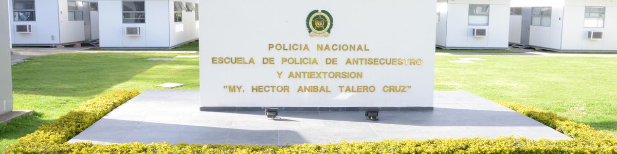 TaleroLM's tweet photo. Me siento como confundida en como sentirme con esta serie del General Naranjo de Caracol TV que habla de mi papá... por un lado me dicen que están hablando muy bien de él, y que lo están poniendo por lo alto, obviamente como su hija, pues eso me hace muy feliz. PERO.... https://t.co/WCuUp3PK5h