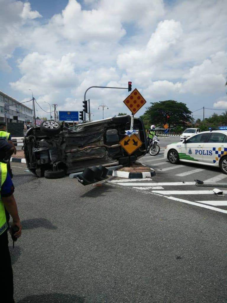 Sarawak_Aritok's tweet photo. Dimaklumkan berita duka dari negeri Kedah, seorg anak berasal dari Serian,Sarawak, pasukan PDRM,Tuan ASP Aldrin Anak Gonda telah terkorban dlm satu kemalangan ketika bertugas dlm operasi Covid-19.Ianya satu kehilangan besar tetapi jasa dan pengorbanan beliau kekal dlm ingatan. https://t.co/F76W2Byw3D