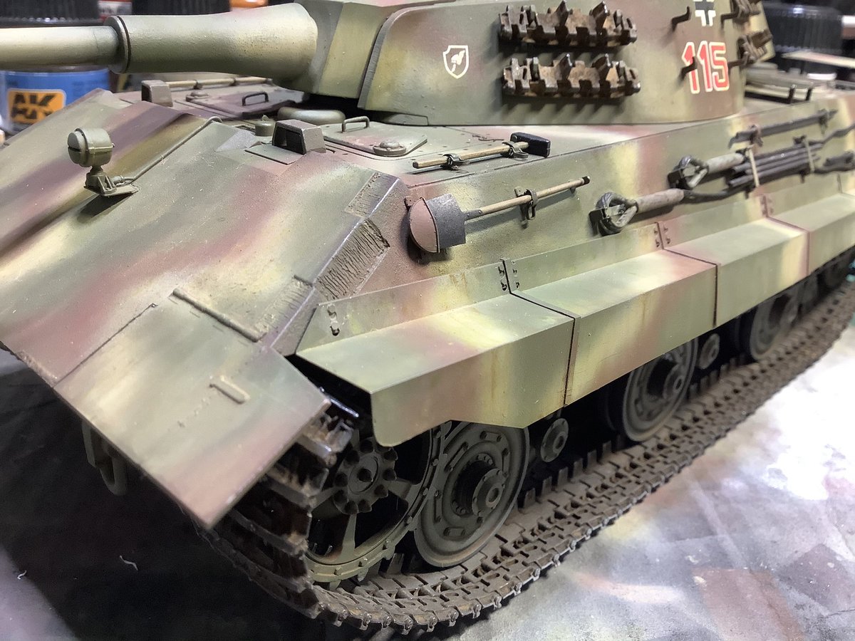 panzerworks's tweet photo. ロケットモデルズ
E-50 Ausf.F Panther lll
製作上のポイント4
フリウル履帯使用する際はフロントスプロケットの位置を調整する必要があります。そのままでも装着出来そうですが車体に当たる状態では調整必要です。
@rocket_models @msmodelswebshop #voyagermodel #GRIFFONMODEL #Friulmodel https://t.co/cXTrIkgOyL