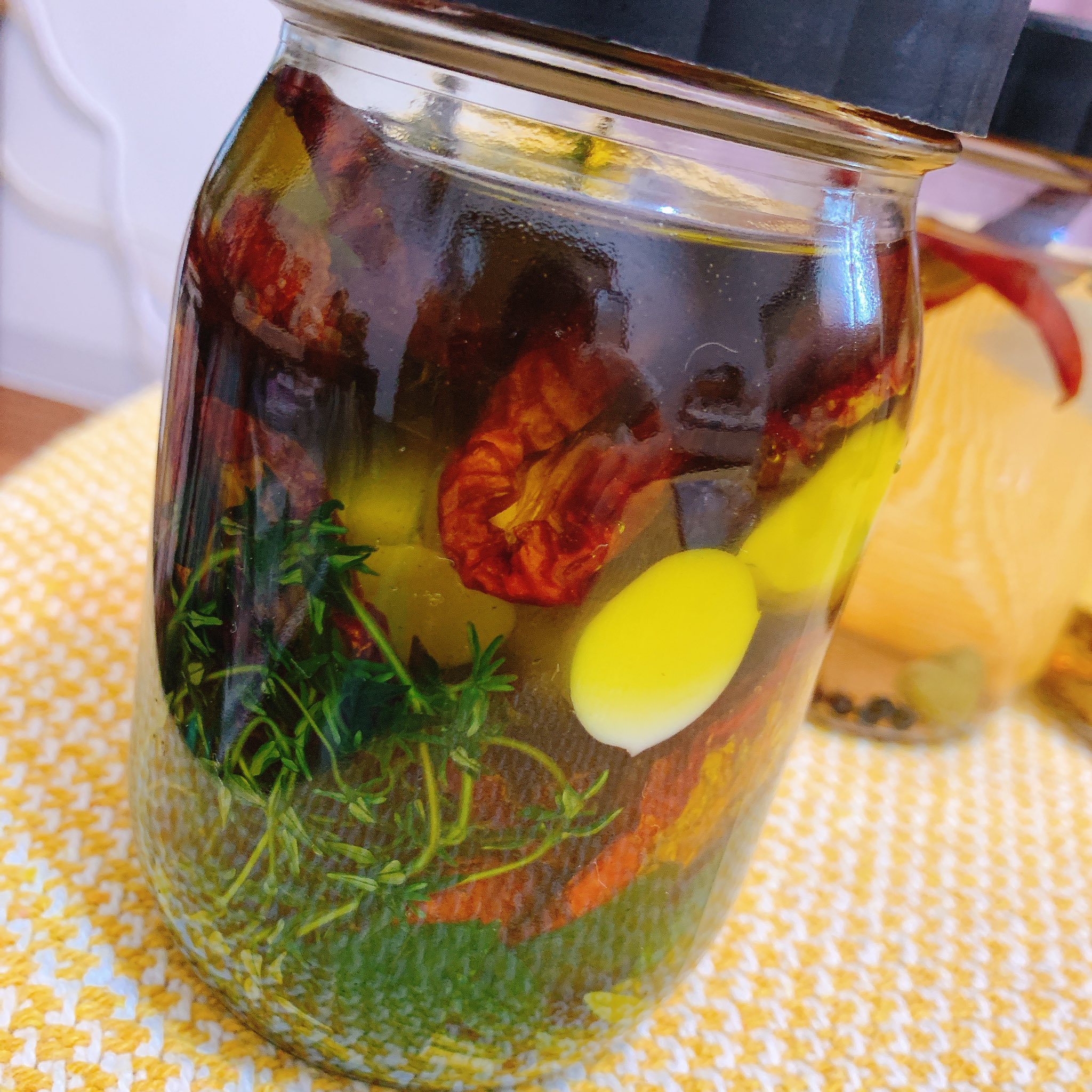 谷口 菜津子 ハーブオイル オリーブオイル タイム バジル ローズマリー ミント にんにく 豚肉のハーブマリネ 豚ロース タイム ローズマリー 塩 が入っています ハーブオイルに裂けるチーズとドライトマトも入れてみました どうなるんだろう