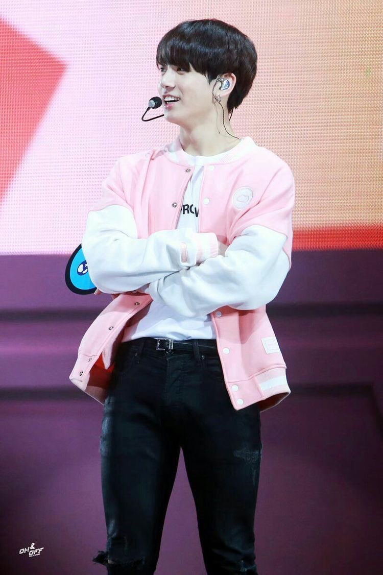 kookiechi_'s tweet photo. Jungkook in this outfit + miss right 💗💗💗 #notchu #BANGBANGCON_D2 #bangbangcon #4thmuster https://t.co/CeJTubI14V