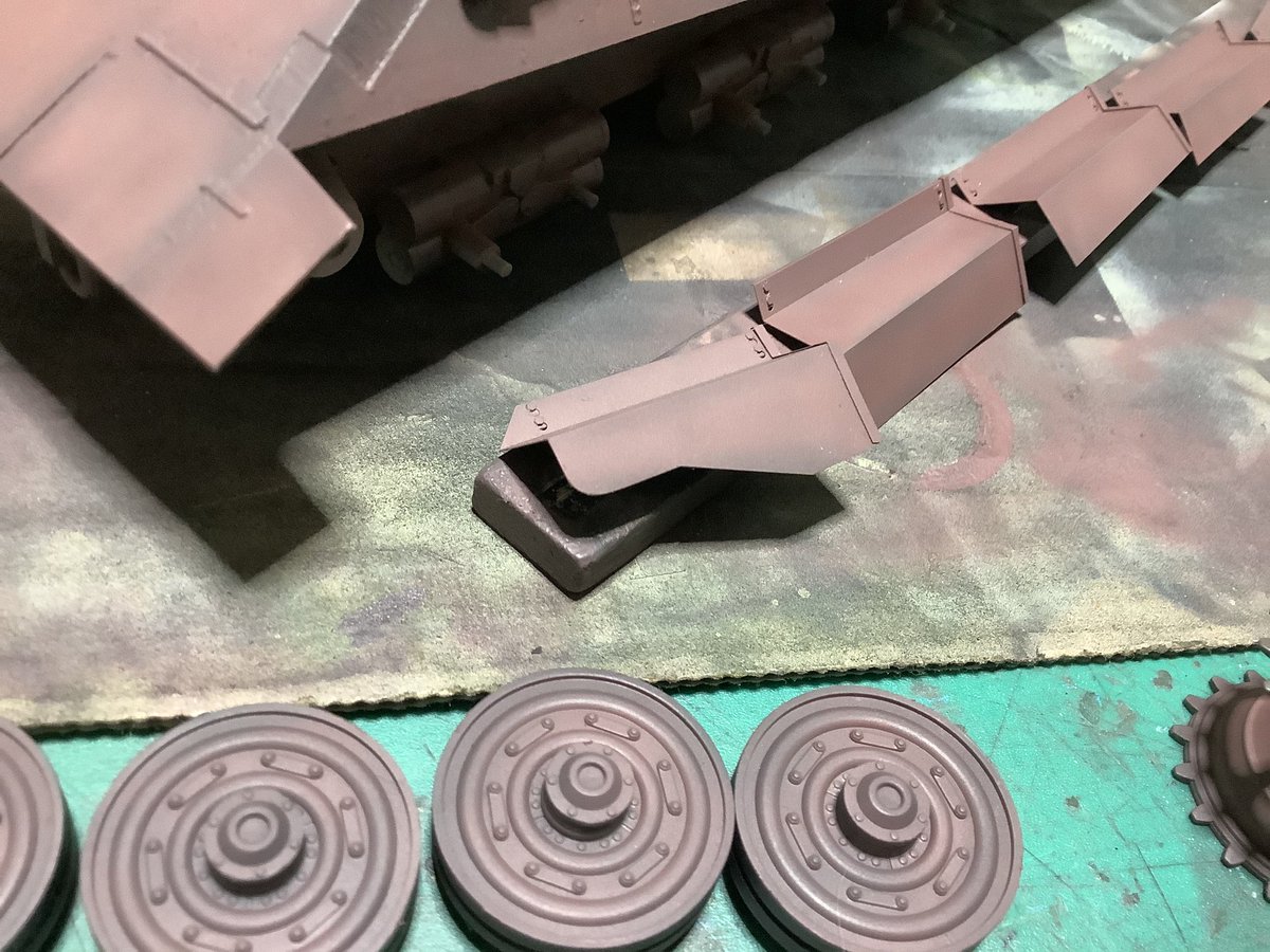panzerworks's tweet photo. ロケットモデルズ
E-50 Ausf.F Panther lll
製作上のポイント5
サイドフェンダー最前部はエッチングパーツでも商品化されてるものはありませんのでキットのフェンダー同様に加工処理済。
ここ目立つポイントです。
@rocket_models @msmodelswebshop #voyagermodel #GRIFFONMODEL #Friulmodel https://t.co/y3ZplYtvyF