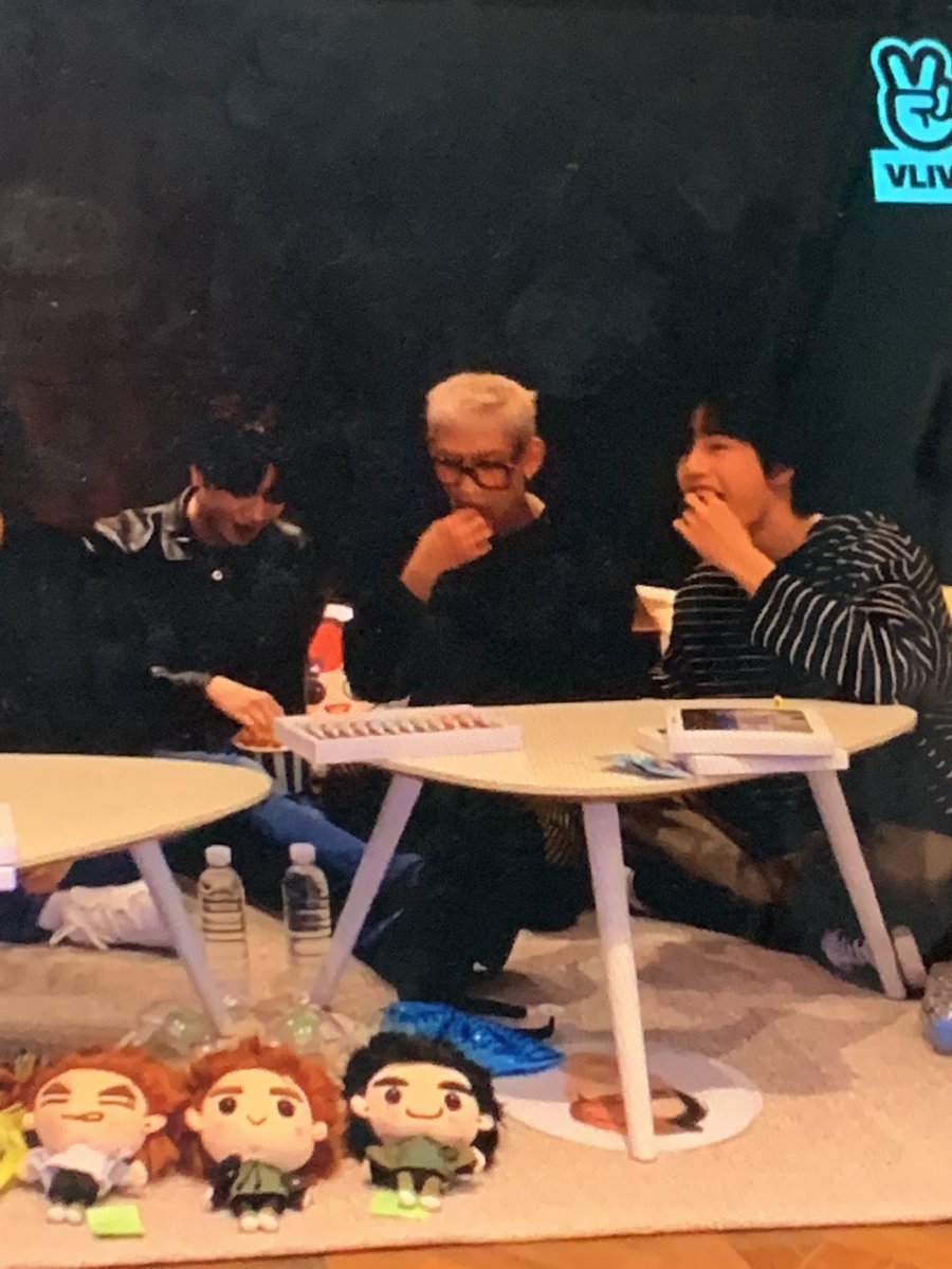 imoveddddd's tweet photo. SHUTUP SOFJWOKD BAM TOOK YUG POPCORNS AND MARK OFFERED HIS FOR BAM TO TRY STOP IM GG THRU IT 😭😭😭😭😭 #YUGMARKBAM #GOT7LIVE https://t.co/NjphKmbTJT
