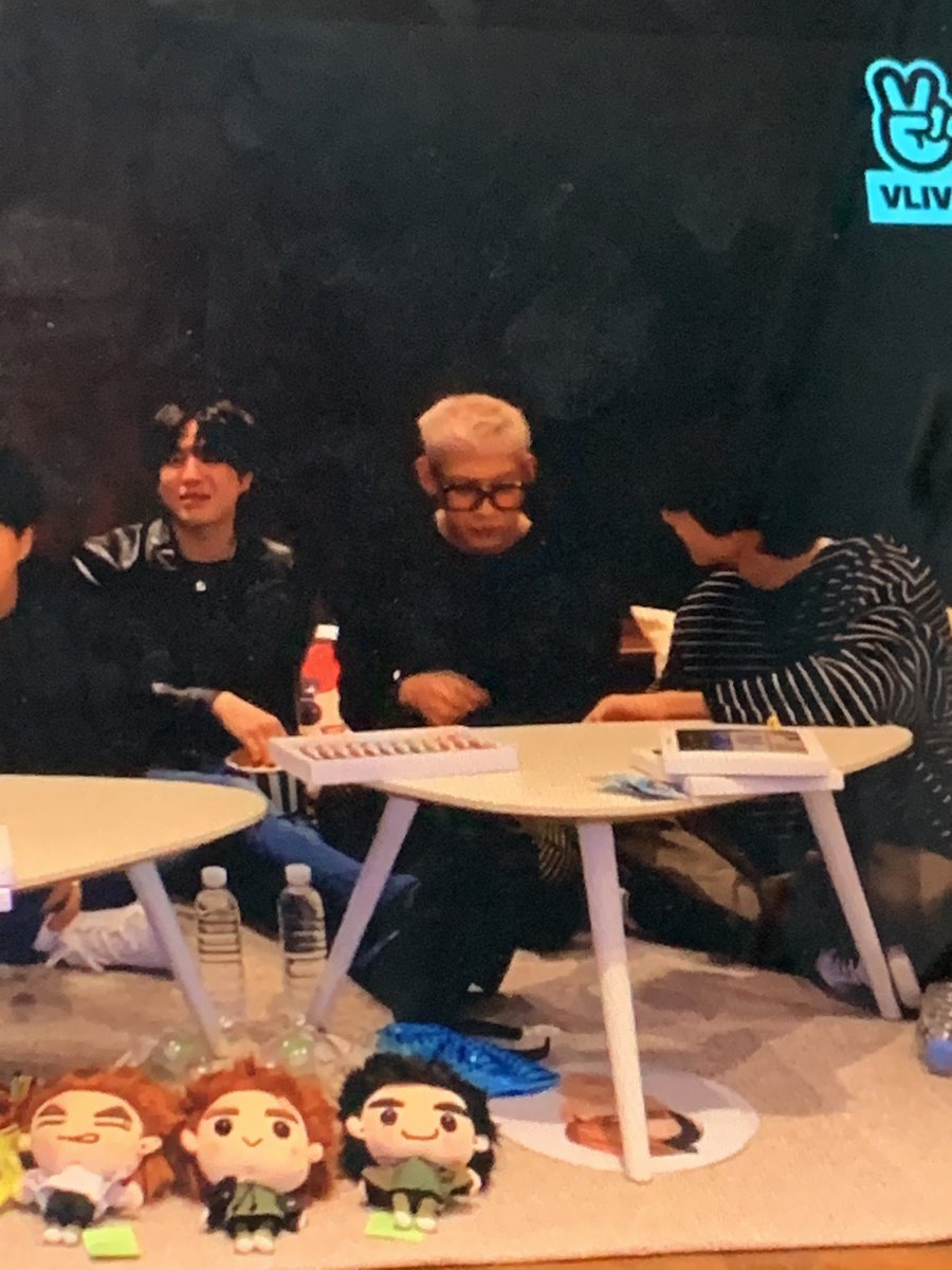imoveddddd's tweet photo. SHUTUP SOFJWOKD BAM TOOK YUG POPCORNS AND MARK OFFERED HIS FOR BAM TO TRY STOP IM GG THRU IT 😭😭😭😭😭 #YUGMARKBAM #GOT7LIVE https://t.co/NjphKmbTJT
