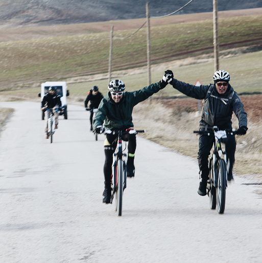 espanarumbosur's tweet photo. 🚲Hoy, es el #DiaMundialdelaBicicleta y nosotros queremos celebrarlo recordando el #DesafíoVerde que hicimos en 2015:  
🔸 1.000 KM
🔸 Sin emisiones CO2
🔸 Desde Roncesvalles hasta Málaga. https://t.co/eoslu4ttjS