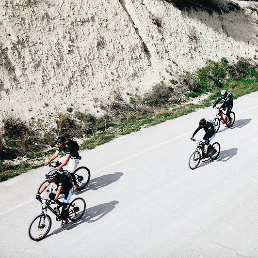 espanarumbosur's tweet photo. 🚲Hoy, es el #DiaMundialdelaBicicleta y nosotros queremos celebrarlo recordando el #DesafíoVerde que hicimos en 2015:  
🔸 1.000 KM
🔸 Sin emisiones CO2
🔸 Desde Roncesvalles hasta Málaga. https://t.co/eoslu4ttjS