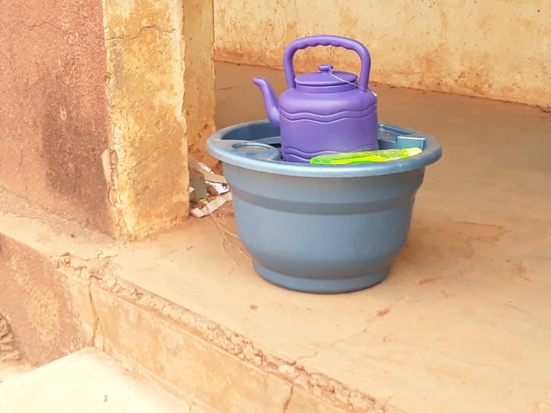 sekoumamadou's tweet photo. Au centre de vote Lafiabougou -Sikasso, le dispositif est appréciable. Chaque bureau de vote dispose un pot de lavage de mains et des masques pour chaque électeur une fois dans la salle.
#ABM
#Bagadadji2020
#wanepmali
#UE_Mali
#Wanep_Emam
#Legislatives2020
#Covid_19_ML https://t.co/eeRUV3v4EE