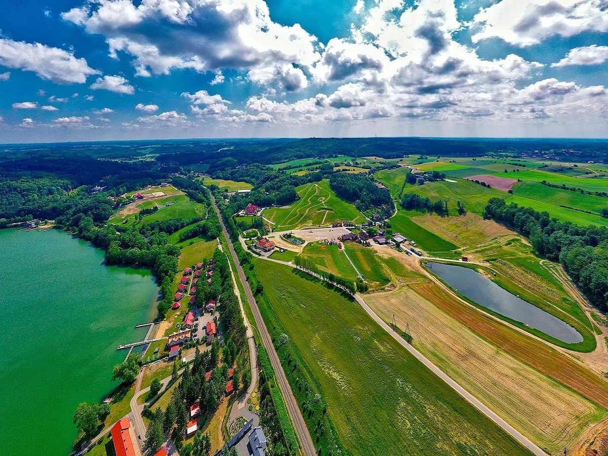 wiezyca's tweet photo. Jezioro Ostrzyckie to nasz najbliższy sąsiad 🚣‍♀️🚣‍♂️
Zdjęcie zostało wykonane w ubiegłym roku w maju 👌 (dziękujemy https://t.co/joGSiSXLz1) 
Dobrego dnia dla wszystkich! 
#wiezyca #jezioro #jezioroostrzyckie #koszałkowo #szymbark #krzeszna #pomorze #pomorskie #kaszuby #kaszubylove https://t.co/rei8H2KkE7