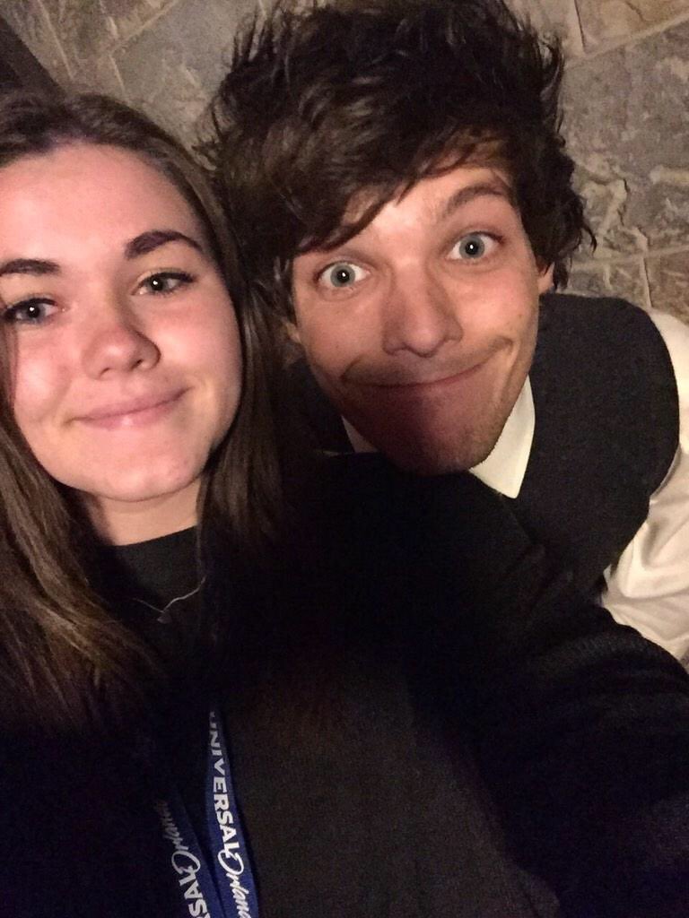louis tomlinson dressed up as a hogwarts student; a thread