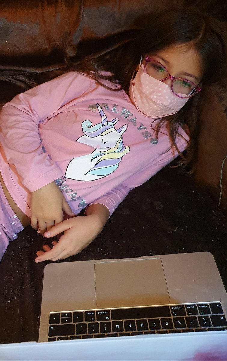 Mi consejo,que trabajo con mascarilla 10 horas al día desde hace 18 años...es ir poniéndosela a los niños a ratitos en casa,para que se vayan acostumbrando,al principio no es fácil.Importante que no les moleste en ningún sitio para que no se la toquen!! <a href="/loprold/">💚Mayte_López_Roldán💚</a> @ColegiolaLuna 😷