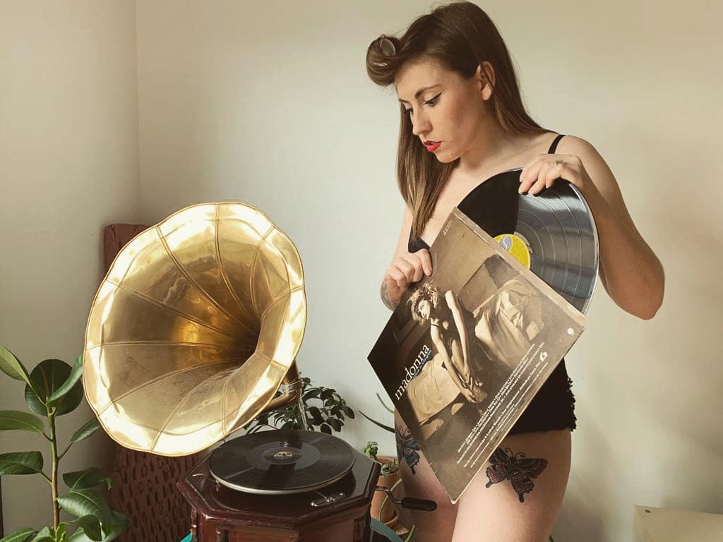 Definición poética de #cuarentena: el vinilo gira y la vida se ralla