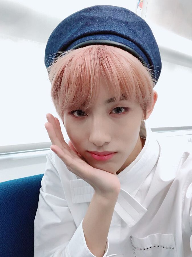 winwinspics's tweet photo. he loves berets and silver hair 💙 https://t.co/9tOM7KZhgB