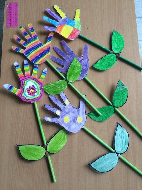 carlamUVA's tweet photo. Traemos la primavera a casa!! 💐🌿
Necesitaremos folios/cartulinas, pajitas, pinturas de colores, un poco de imaginación y nuestras propias manos!! 
Repasamos el contorno de nuestra mano y a partir de ella pintamos flores y mariposas 🦋 
#EstrategiasCCSS #DCSUVA https://t.co/rOqplhBXFj