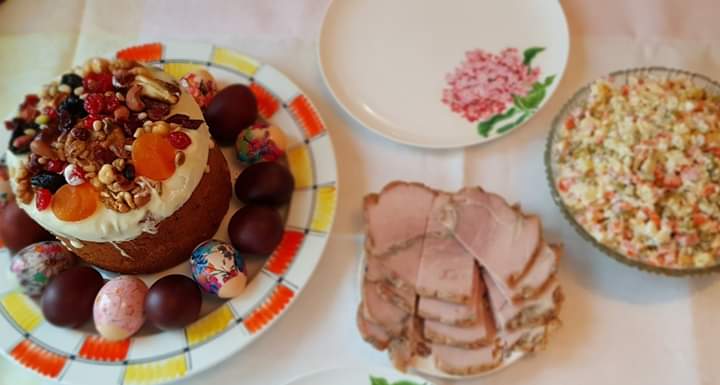 ExploraRusia's tweet photo. Hoy comienza la pascua ortodoxa.
Los típicos huevos y el "Kulích".
El saludo pascual entre los cristianos ortodoxos consiste en la fórmula 
¡Cristo ha resucitado! 
para saludar y 
¡Verdaderamente, ha resucitado! 
en respuesta.
#Pascua #ReyRodriguez #PascuaOrtodoxa @rey_rrodriguez https://t.co/2yOnMLicPX
