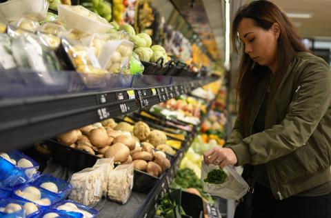 YourCommissary's tweet photo. Commissaries will support an agent shopping service at local commissaries where installation leaders establish a process to recruit volunteers and connect them with the customers who need this service. For more info: https://t.co/VGNEItuSW4 https://t.co/Gw3jLxCH4A
