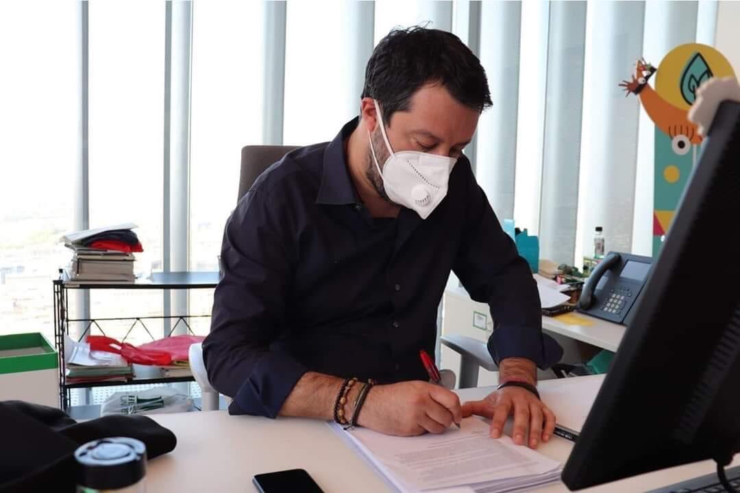 Perché te sei messo la mascherina dentro casa e fai finta di firmare documenti, per di più con la penna rossa? Le domande che ci facciamo su di te <a href="/matteosalvinimi/">Matteo Salvini</a> sono tante e senza risposta, ma una certezza ce l’ha tutta Italia: impossibile negare che tu sia un coglionazzi🇮🇹
