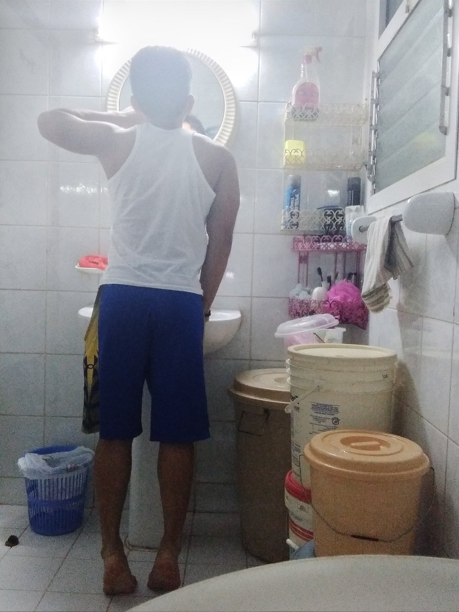 hyujhyuuz's tweet photo. Nyetang salamin. Ang taas hahaha!
#midgetproblems ๐
#smallbutterrible ๐ช๐ป https://t.co/rbdpMbbpq2