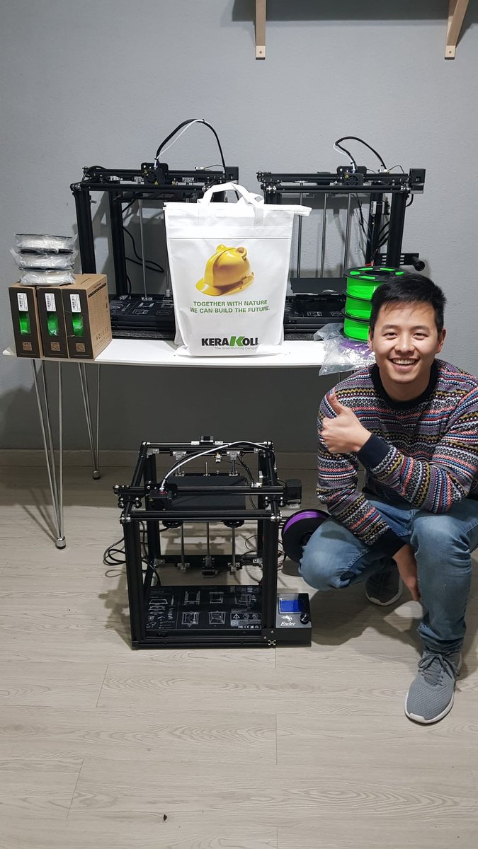 AngelKerakoll's tweet photo. Desde hace semanas, 24h/día y de forma altruista @Weiwei_kerakoll está fabricando con sus impresoras 3D viseras de protección para #SARSCoV2 y donándolas a #sanitarios y #FCSE 
En @kerakoll_ES le agradecemos el esfuerzo y apoyamos con más impresoras y filamento. 
Gracias Wei!!! https://t.co/qDX7hd42NG