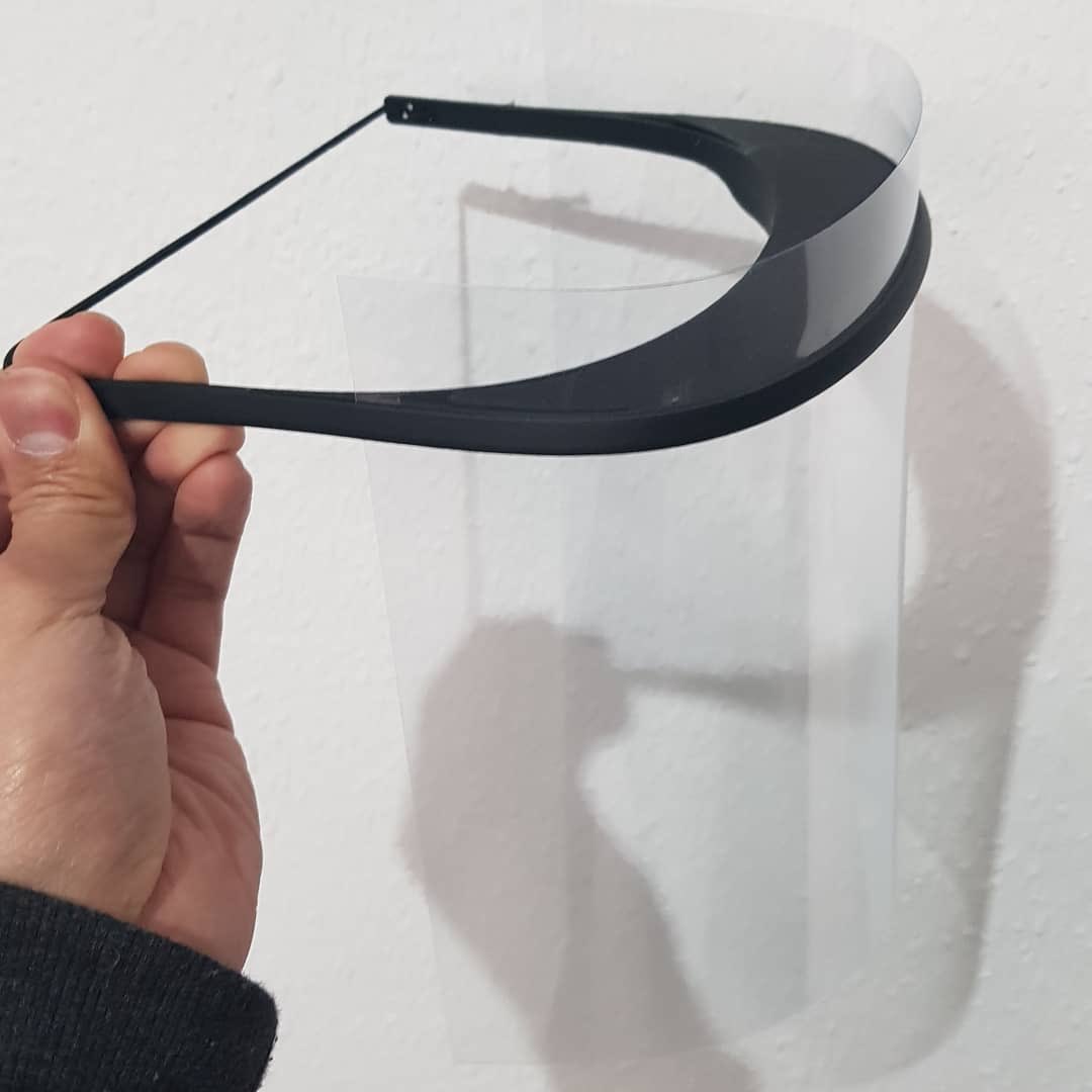AngelKerakoll's tweet photo. Desde hace semanas, 24h/día y de forma altruista @Weiwei_kerakoll está fabricando con sus impresoras 3D viseras de protección para #SARSCoV2 y donándolas a #sanitarios y #FCSE 
En @kerakoll_ES le agradecemos el esfuerzo y apoyamos con más impresoras y filamento. 
Gracias Wei!!! https://t.co/qDX7hd42NG