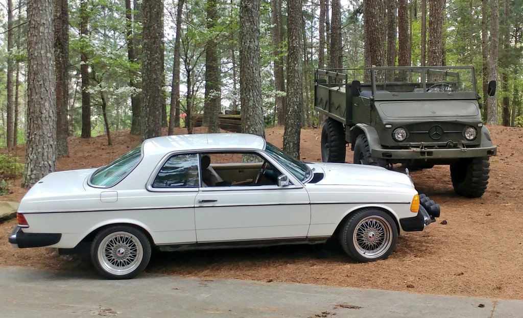 BenzBlogger's tweet photo. Traffic in the driveway.
#Unimog #300CD #Mercedes #Mbusa #StayHome https://t.co/JHHnqZ0XhJ