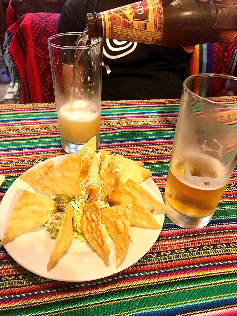 otrotamundos's tweet photo. 🇵🇪 Tomando uma Cusqueña gelada com o tira gosto de cortesia que os bares oferecem aos turistas em Aguas Calientes (Machu Pichu). Eles oferecem como nachos, mas isso é massa de pastel frita.
🗓 Março de 2018
#viagem #machupichu #cusqueña #comesebebes #otrotamundos https://t.co/CCiQPhYMjf