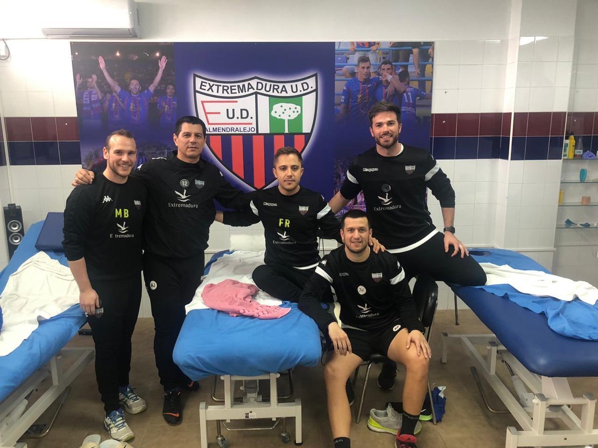 EXT_UD's tweet photo. Hoy, en el #diamundialdelasalud , queremos agradecer el trabajo que realizan siempre los profesionales sanitarios.
A todos, sin excepción, GRACIAS y en especial a ellos...👇🏽

PD En la imagen no está el equipo al completo😜 https://t.co/qmG6dUmE6V
