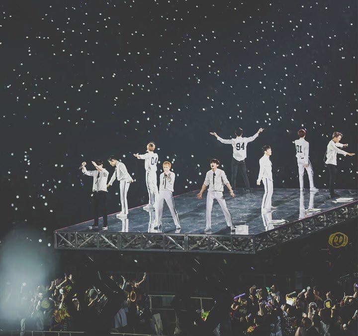 huonggsoo's tweet photo. 1832days cùng đồng hành với EXO, đón 5 cái kỉ niệm cùng nhau rồi. Mong rằng cta sẽ cùng nhau chạm mốc 10,20,.. 
Happy 8th Anniversary 
#우리의_청춘_시대는_엑소라고_부른다EXO 
#EXO
#8YearswithEXO
#8ternityWithEXO 
#weareoneEXO @weareoneEXO https://t.co/nRD45mjMxe