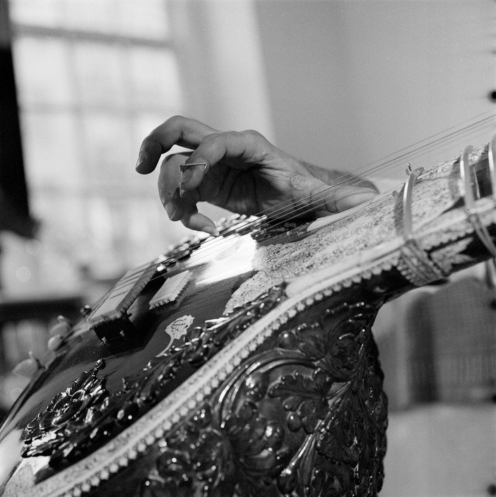 Ravi Shankar's hands during a performancePhoto: Marilyn Silverstone, 1957