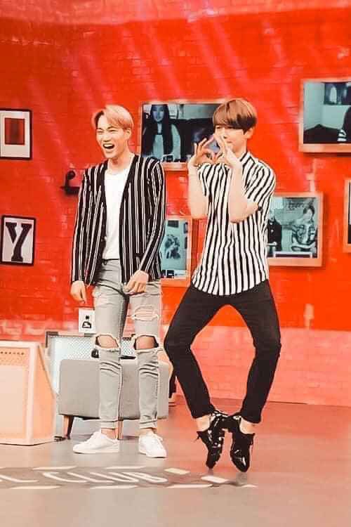 xiuminson's tweet photo. I ❤️ EXO
8 năm một chặng đường ko dài cũng ko ngắn
Hãy cùng nhau đi hết chặng đường này anh nhé
 #우리의_청춘_시대는_엑소라_부른다
#엑소_8주년_축하해
#EXO8thAnniversary https://t.co/ha3AAAsCXh
