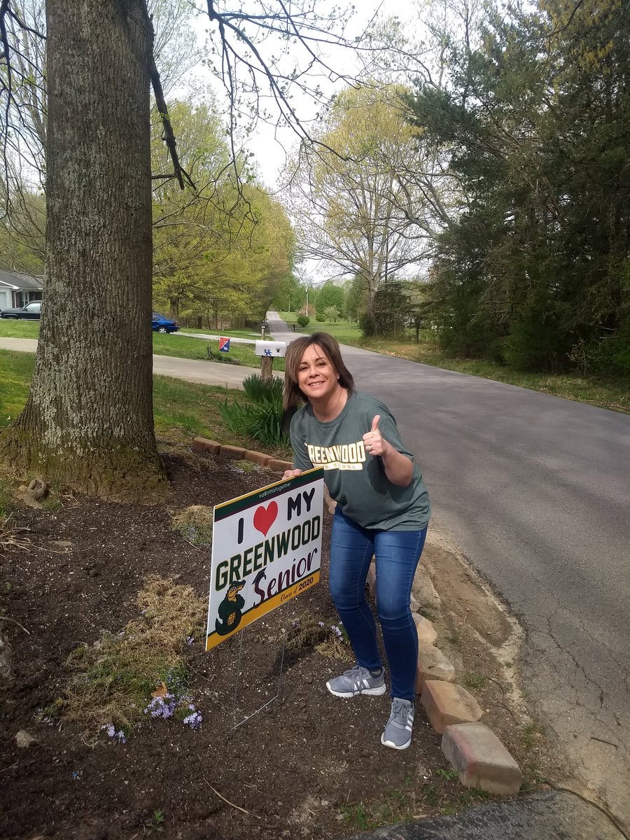 GreenwoodYSC's tweet photo. 💚A beautiful day to show our GHS Seniors some love!! 💚 #ghsworks https://t.co/eAUq3o6m54