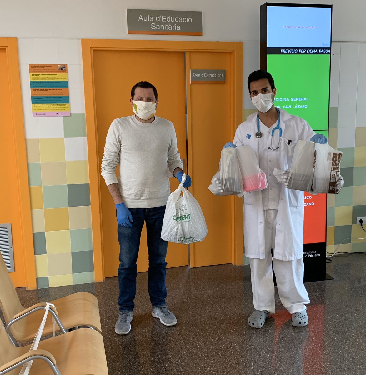 flychistos's tweet image. Gràcies a les petites empreses locals per la donació de material mèdic! Des de l’EAP Moià-Castellterçol, #seguim lluitant contra el #coronavirus. Gràcies a l’alcalde de #castellterçol per portar-nos-les!
@AjCastelltersol @icscatcentral @icscat