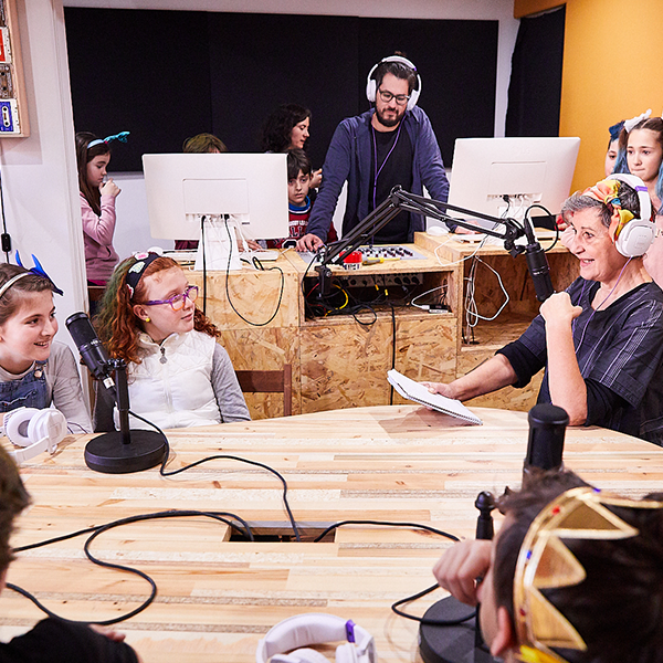 El FLIC torna amb vosaltres, de moment, a través de les xarxes! Fins que ens puguem tornar a trobar en persona, compartim amb vosaltres una mica de FLIC a través del canal de ràdio que hem obert a la nostra web, on podreu escoltar un munt de continguts!👉flicfestival.com/radio-flic/