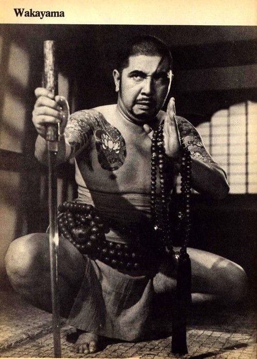 Un jour un sabre (un homme ou une femme)."Sapés comme jamais".  #TomisaburōWakayama, le grand frère de  #ShintarōKatsu, la classe à toute épreuve, dans Gokuaku bôzu (Wiked Priest), réalisé en 1968 par  #KiyoshiSaeki