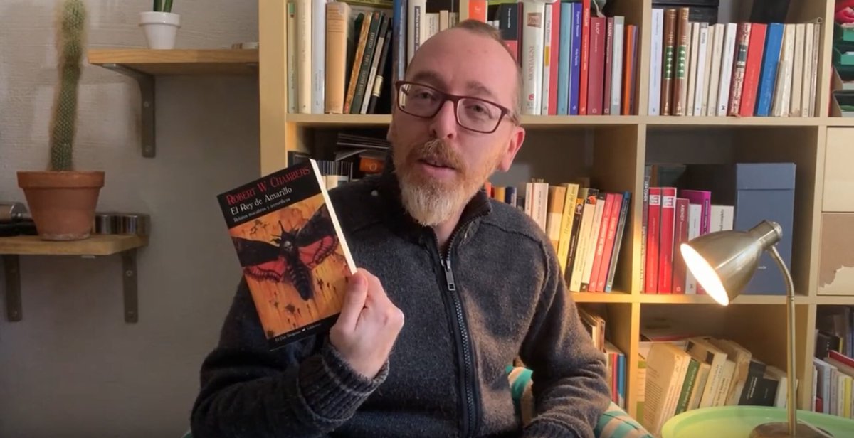 ed_valdemar's tweet photo. A partir del minuto 3, Raúl de @LdeContestania, os recomienda leer durante el confinamiento nuestra edición Club Diógenes de #ElReyDeAmarillo, de Robert W. Chambers:

https://t.co/6O5Iyhsuep

vía @Lib80mundos 

¿Lo tenéis en casa? ¿Qué libros de Valdemar estáis leyendo? 

😈☠️ https://t.co/PHTVbEGolg