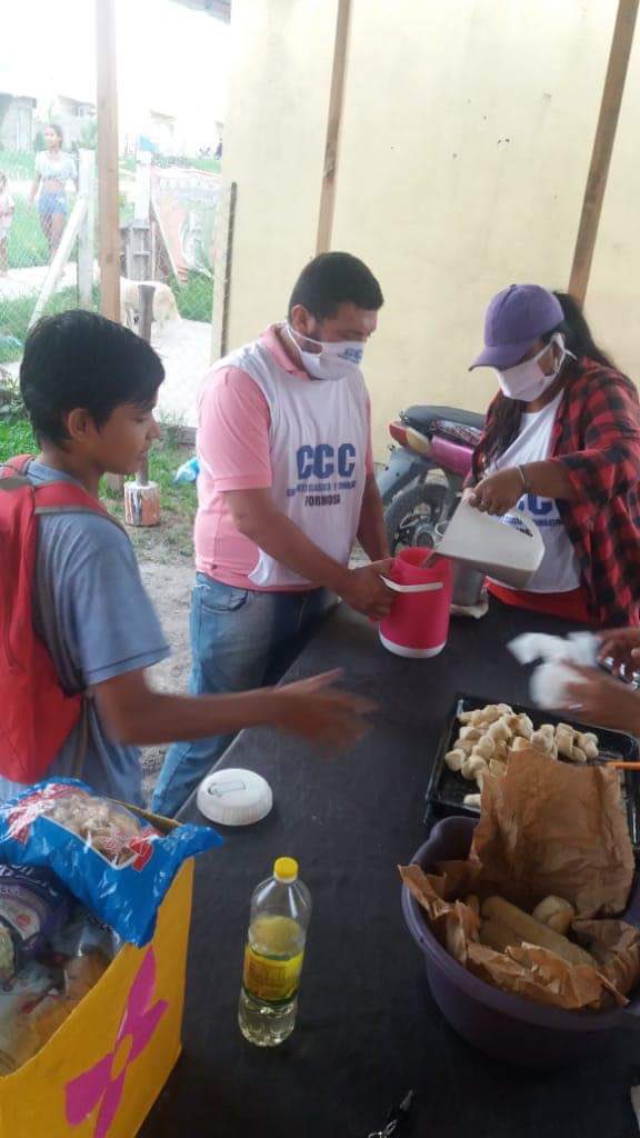 luciano_cabe's tweet photo. Cerca de 10.000 compañeros y principalmente compañeras de la CCC están en todo el pais en el frente de batalla, trabajando en 1550 comedores y merenderos resuelven la comida para más de 118.000 chicos y chicas en los barrios populares. Háblame de poner el cuerpo! https://t.co/zv8uy7E7XY