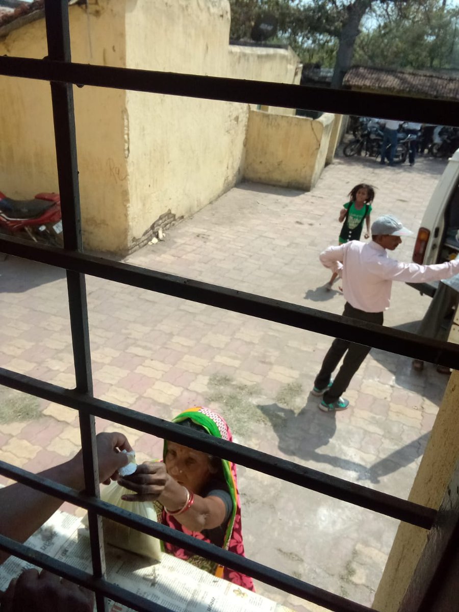 AreaLodna's tweet photo. In this lockdown situation, Lodna area has taken responsibility to feed local needy people daily. Pics of preparation of approx 700 food packet and distribution among local needy people by Lodna Area on 07.04.2020. #SocialDistanacing
#FightAgainstCoronavirus https://t.co/vjV4P4LuMA