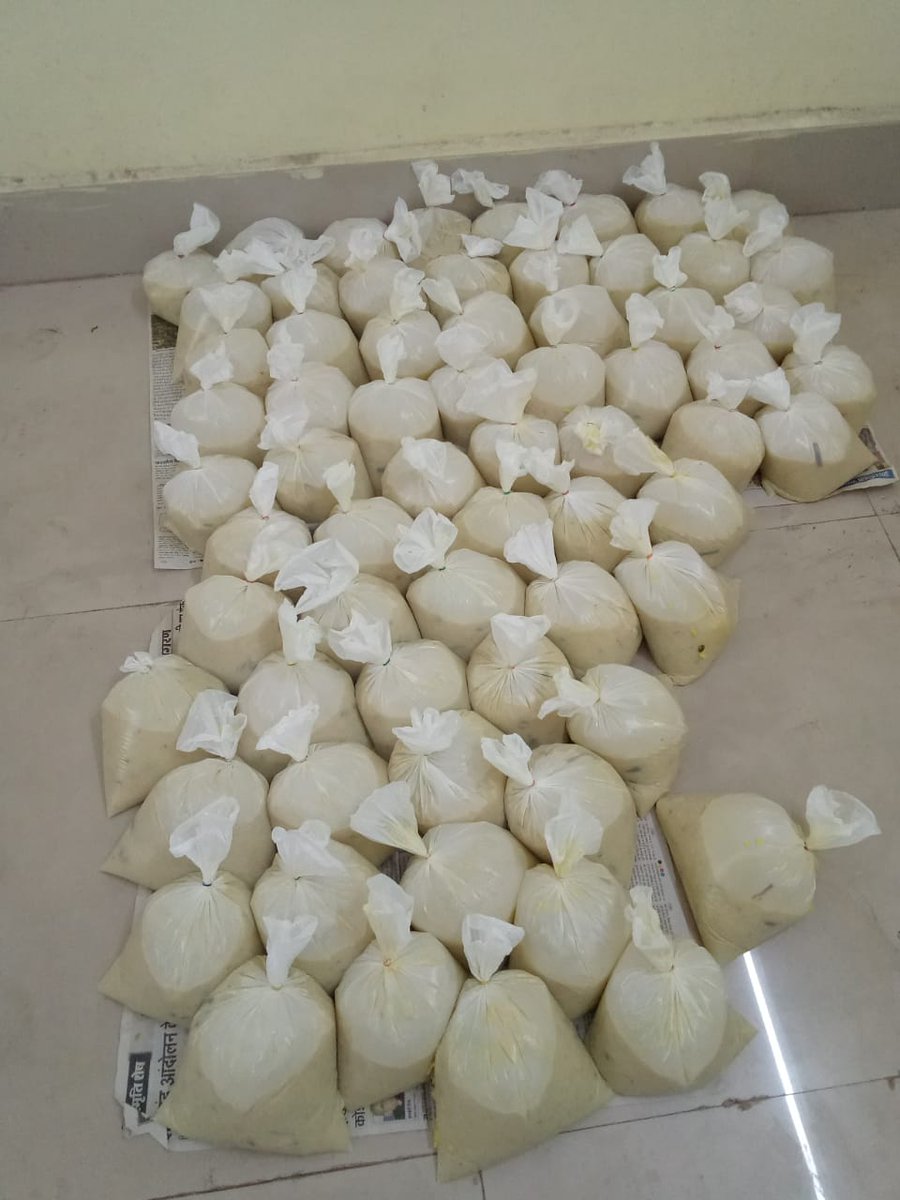 AreaLodna's tweet photo. In this lockdown situation, Lodna area has taken responsibility to feed local needy people daily. Pics of preparation of approx 700 food packet and distribution among local needy people by Lodna Area on 07.04.2020. #SocialDistanacing
#FightAgainstCoronavirus https://t.co/vjV4P4LuMA