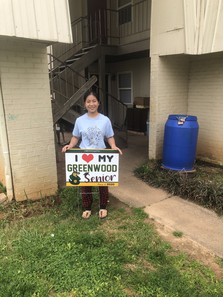 Shell_4_Tops's tweet photo. Our wonderful administration at GHS provided us with signs and curb side pick-up service this morning. I love working at GHS, and I love my students..
#allinthistogether
#GHSworks
#weloveourseniors
#ghsworksduringspringbreak
#teamkentucky
#PatriotsInControl https://t.co/MfPM8fAJtD