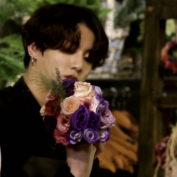 They absolutely watched floral tutorials on Youtube before going to film this, I refuse to believe they are just naturally good at basically eveything.