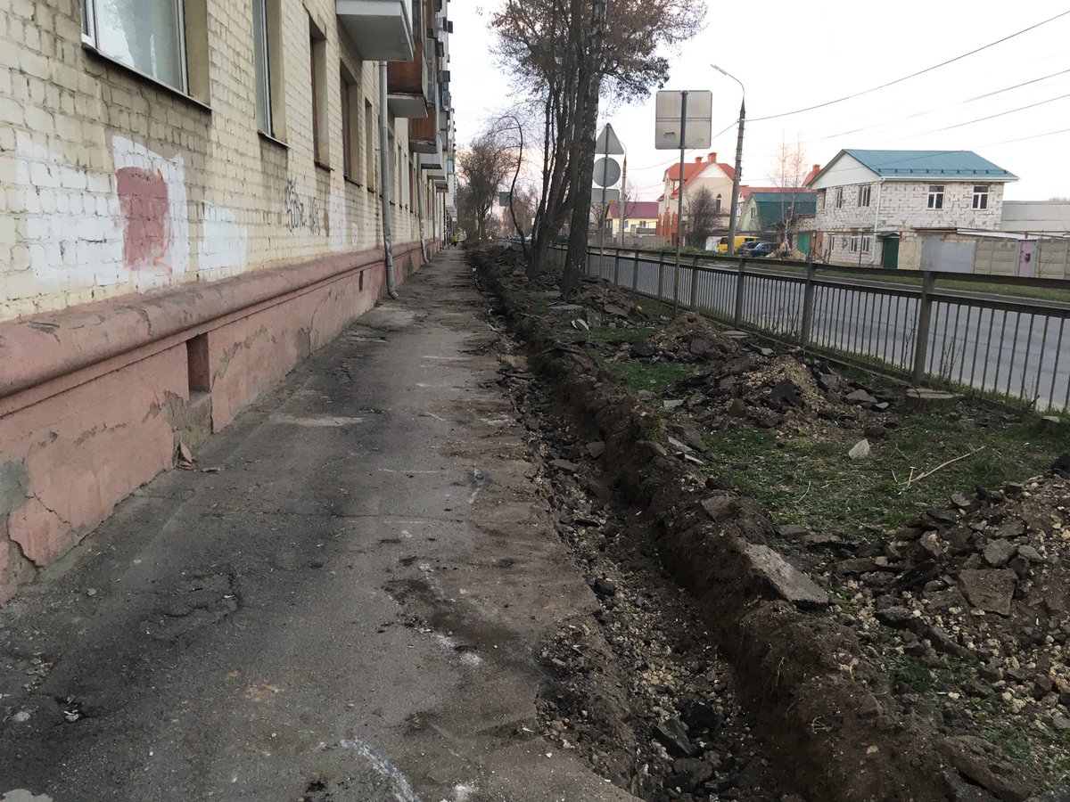 Ничего нелогичного. Просто опять херачим тротуар под окнами. #орел #орлец а отнести на метр в сторону?