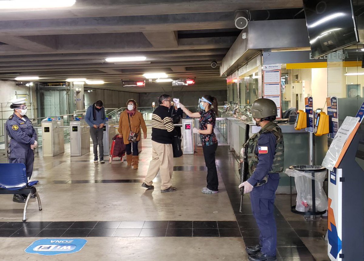 Armada_Chile's tweet photo. Personal de la Academia Politécnica Naval #Apolinav apoyando #CordónSanitario en Metro #Valparaíso, estación #ViñaDelMar.
#QuédateEnCasa
#CuidémonosEntreTodos
#SomosArmada https://t.co/53cWkj662s