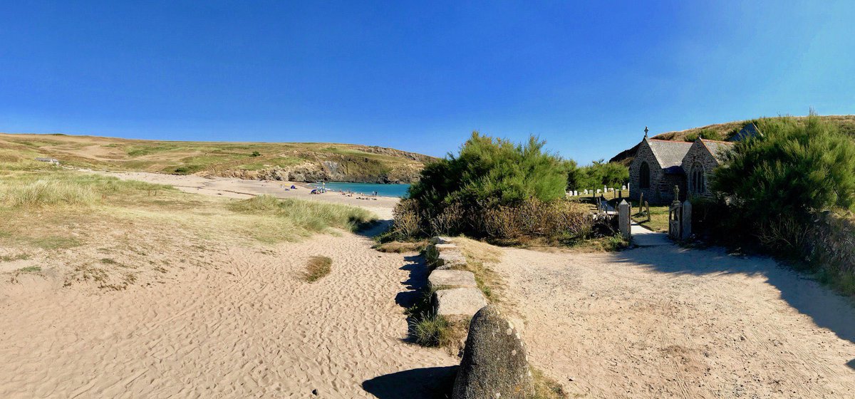 poldarkguide's tweet photo. Church Cove ( Gunwalloe ) on the Lizard Peninsula in #Cornwall. This location was used for the external filming for the wedding of #DwightEnys and #CarolinePenvenen at the start of #Poldark Ep1 Ser3. Well worth a visit, once the lockdown is over. #StayHomeSaveLives https://t.co/9V2GqporPe