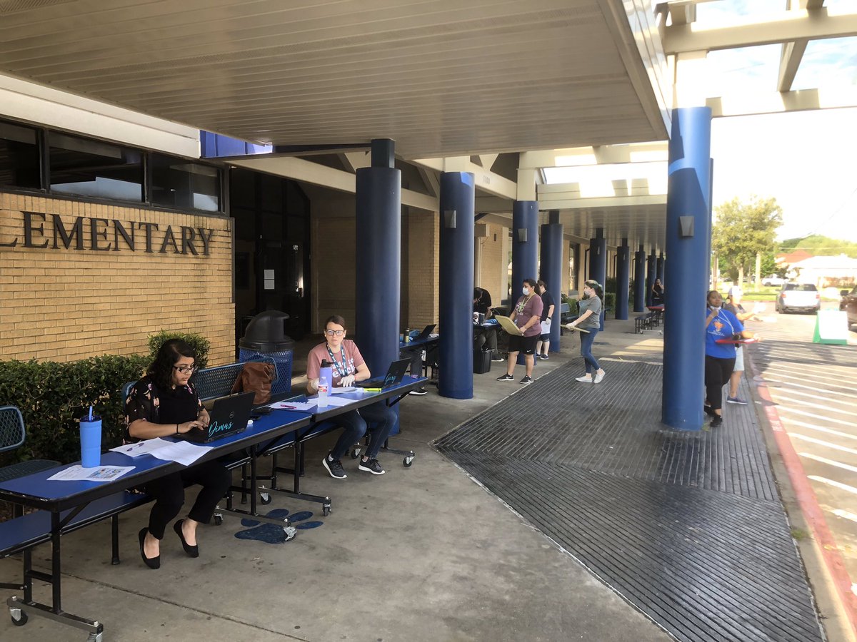 IISDTechService's tweet photo. Great job @JHaleyBulldogs!! Thank you to all the campus personnel working with #IISDTech to make elementary distribution so successful!! #ForwardTogether https://t.co/gnFtpl2Jyb