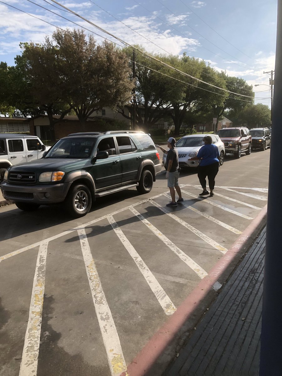 IISDTechService's tweet photo. Great job @JHaleyBulldogs!! Thank you to all the campus personnel working with #IISDTech to make elementary distribution so successful!! #ForwardTogether https://t.co/gnFtpl2Jyb